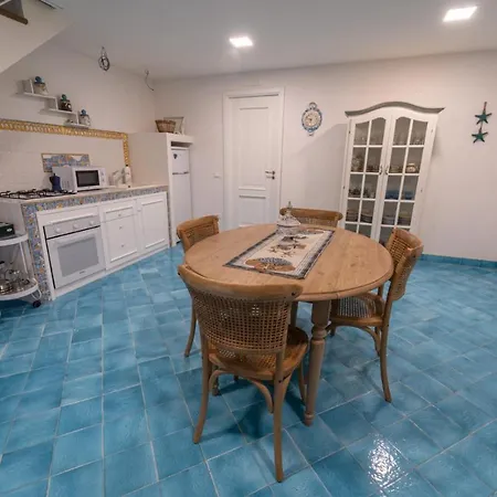 Postcard House ヴィーコ・エクエンセ