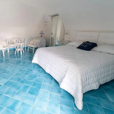 Postcard House * ヴィーコ・エクエンセ