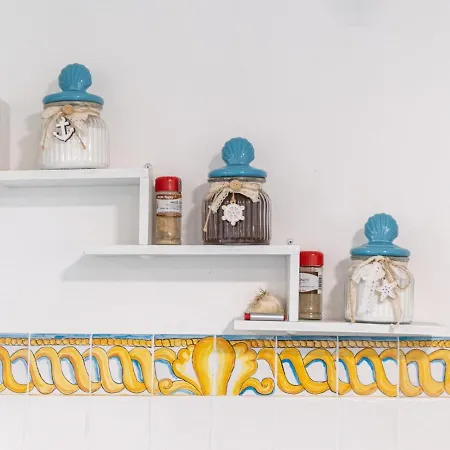 Postcard House ヴィーコ・エクエンセ